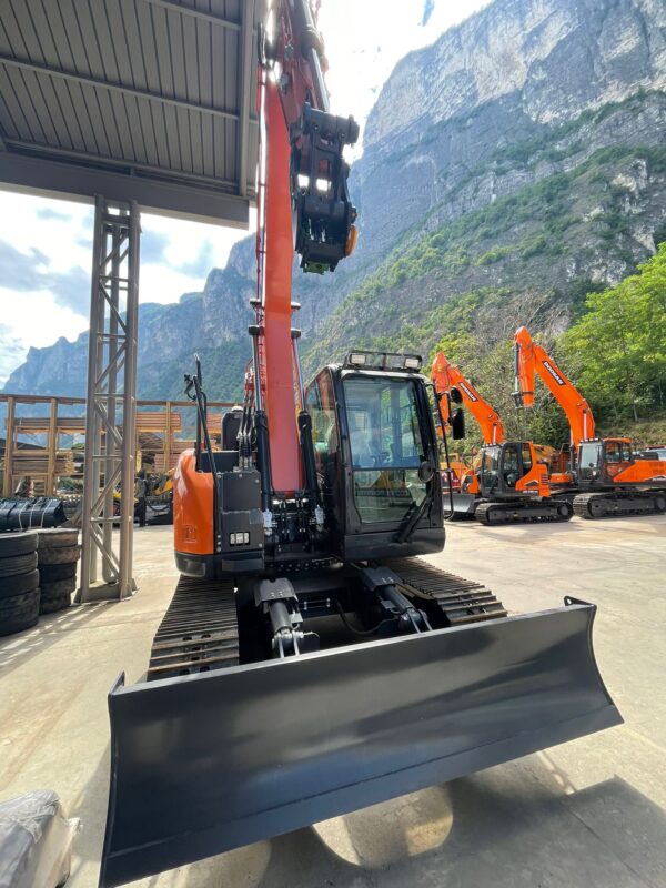 Pelle sur chenilles Develon DX140LCR-7 – Image 2