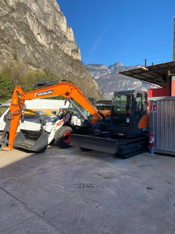Miniescavatore Develon DX85R-7