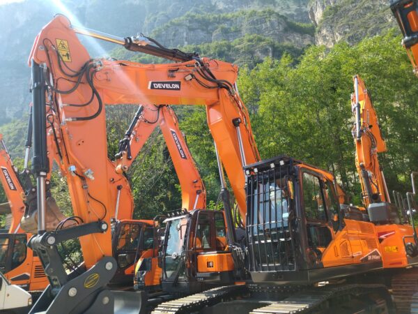 Pelle sur chenilles Develon DX245NHd-7 articulée